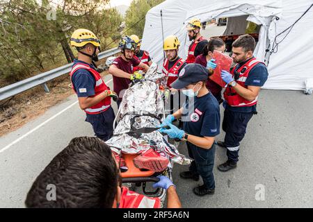 Nicosia, Cipro. 31 luglio 2023. I paramedici stanno trasportando una persona ferita all'ambulanza, Nicosia, Cipro, il 31 luglio 2023. Il Dipartimento di ambulanza dell'Organizzazione dei servizi sanitari dello Stato, ha organizzato l'esercitazione Ippokratis 2023. Lo scopo dell'esercitazione era la gestione di un grave incidente stradale con molte persone ferite che necessita della collaborazione di molti servizi, come ambulanze, vigili del fuoco, polizia e squadre di soccorso. (Foto di Kostas Pikoulas/Sipa USA). Credito: SIPA USA/Alamy Live News Foto Stock