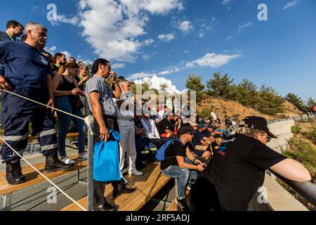 Nicosia, Nicosia, Cipro. 31 luglio 2023. La gente guarda l'esercitazione in corso. Il Dipartimento di ambulanza dell'Organizzazione dei servizi sanitari dello Stato, ha organizzato l'esercitazione Ippokratis 2023. Lo scopo dell'esercitazione era la gestione di un grave incidente stradale con molte persone ferite che necessita della collaborazione di molti servizi, come ambulanze, vigili del fuoco, polizia e squadre di soccorso. (Immagine di credito: © Kostas Pikoulas/ZUMA Press Wire) SOLO USO EDITORIALE! Non per USO commerciale! Foto Stock