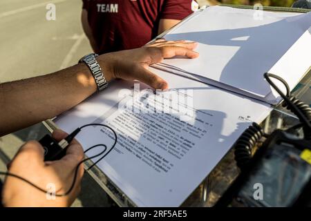 Nicosia, Nicosia, Cipro. 31 luglio 2023. Viene visualizzata una pagina dello scenario di esercitazione. Il Dipartimento di ambulanza dell'Organizzazione dei servizi sanitari dello Stato, ha organizzato l'esercitazione Ippokratis 2023. Lo scopo dell'esercitazione era la gestione di un grave incidente stradale con molte persone ferite che necessita della collaborazione di molti servizi, come ambulanze, vigili del fuoco, polizia e squadre di soccorso. (Immagine di credito: © Kostas Pikoulas/ZUMA Press Wire) SOLO USO EDITORIALE! Non per USO commerciale! Foto Stock