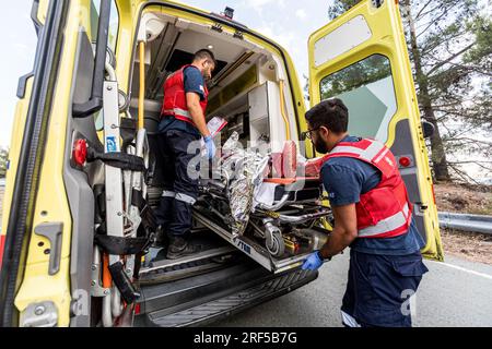 Nicosia, Nicosia, Cipro. 31 luglio 2023. I paramedici stanno trasportando una persona ferita all'ambulanza. Il Dipartimento di ambulanza dell'Organizzazione dei servizi sanitari dello Stato, ha organizzato l'esercitazione Ippokratis 2023. Lo scopo dell'esercitazione era la gestione di un grave incidente stradale con molte persone ferite che necessita della collaborazione di molti servizi, come ambulanze, vigili del fuoco, polizia e squadre di soccorso. (Immagine di credito: © Kostas Pikoulas/ZUMA Press Wire) SOLO USO EDITORIALE! Non per USO commerciale! Foto Stock