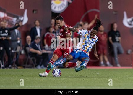 Harrison, Stati Uniti. 30 luglio 2023. Jhon Murillo (7) dell'Atletico San Luis e Frankie Amaya (8) dei Red Bulls lottano per la palla durante la Leagues Cup 2023 match alla Red Bull Arena di Harrison, NJ I Red Bulls vinsero 2 - 1 e avanzarono fino al turno del 32. Ci sono stati 3 gol esclusi: Due dai Red Bulls (uno in fuorigioco e un altro fallo commesso prima del tiro) e uno dall'Atletico (in fuorigioco). Il portiere dei Red Bulls Carlos Coronel salvò un calcio di rigore quando la partita era in pareggio a 1 ciascuno. (Foto di Lev Radin/Pacific Press) Credit: Pacific Press Media Production Corp./Alamy Live News Foto Stock