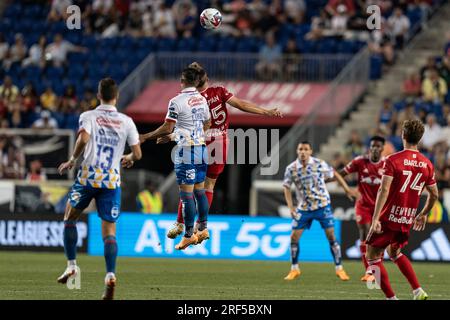 Harrison, New Jersey, USA. 30 luglio 2023. Javier Guemez (16) dell'Atletico San Luis e Daniel Edelman (75) dei Red Bulls lottano per la palla durante la Leagues Cup 2023 match alla Red Bull Arena di Harrison, NJ I Red Bulls vinsero 2 - 1 e avanzarono fino al turno del 32. Ci sono stati 3 gol esclusi: Due dai Red Bulls (uno in fuorigioco e un altro fallo commesso prima del tiro) e uno dall'Atletico (in fuorigioco). Il portiere dei Red Bulls Carlos Coronel salvò un calcio di rigore quando la partita era in pareggio a 1 ciascuno. (Immagine di credito: © Lev Radin/Pacific Press via ZUMA Press Wire) SOLO USO EDITORIALE! Non per C. Foto Stock