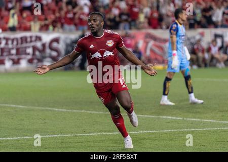 Harrison, New Jersey, USA. 30 luglio 2023. Elias Manoel (11) dei Red Bulls celebra il gol segnato che è stato escluso a causa del fallo commesso prima durante la partita di Leagues Cup 2023 contro l'Atletico San Luis alla Red Bull Arena di Harrison, NJ I Red Bulls vinsero 2 - 1 e avanzarono fino al turno del 32. Ci sono stati 3 gol esclusi: Due dai Red Bulls (uno in fuorigioco e un altro fallo commesso prima del tiro) e uno dall'Atletico (in fuorigioco). Il portiere dei Red Bulls Carlos Coronel salvò un calcio di rigore quando la partita era in pareggio a 1 ciascuno. (Immagine di credito: © Lev Radin/Pacific Press via ZUMA P. Foto Stock