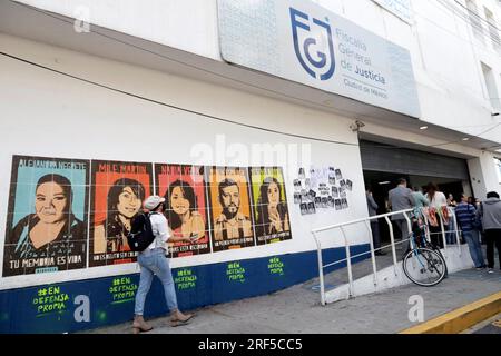 Città del Messico, Messico. 31 luglio 2023. Familiari, attivisti e amici di Ruben Espinosa Becerril, Nadia vera, Mile Virginia Martin, Yesenia Quiroz e Olivia Alejandra Negrete, assassinati il 31 luglio 2015 in un appartamento nel quartiere Narvarte; Chiedono giustizia all'Ufficio del Procuratore generale di città del Messico durante la conferenza stampa presso l'ufficio di città del Messico. Il 31 luglio 2023 a città del Messico, Messico (Credit Image: © Luis Barron/eyepix via ZUMA Press Wire) SOLO PER USO EDITORIALE! Non per USO commerciale! Foto Stock