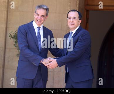 Nicosia, Cipro. 31 luglio 2023. Il presidente cipriota Nikos Christodoulides (R) stringe la mano al primo ministro greco Kyriakos Mitsotakis durante la loro riunione al Palazzo presidenziale di Nicosia, Cipro, il 31 luglio 2023. Cipro e la Grecia hanno accolto con favore le iniziative dell'Unione europea (UE) e di T¨¹rkiye di avviare consultazioni per la promozione delle loro relazioni, ha affermato lunedì il primo ministro greco Kyriakos Mitsotakis durante una visita ufficiale a Cipro. Crediti: George Christophorou/Xinhua/Alamy Live News Foto Stock