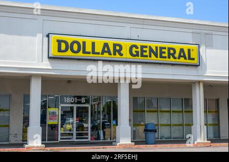METAIRIE, LOUISIANA, USA - 25 LUGLIO 2023: Davanti al Dollar General Store su Airline Drive Foto Stock