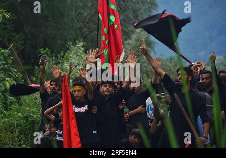 28 luglio 2023, Srinagar, Jammu e Kashmir, India: I musulmani sciiti del Kashmir cantano slogan religiosi mentre partecipano a una processione Muharram su barche il 28 luglio 2023 a Srinagar, Kashmir amministrato dagli indiani, India. Muharram è il primo mese del calendario lunare islamico, e Ashura, il decimo giorno, è il giorno più significativo per i musulmani. I musulmani sunniti si precipitano in questo giorno per ricordare il salvataggio del profeta Mosè dall'oppressione del faraone. Il digiuno e' raccomandato anche il 9° e 10° giorno. Per i musulmani sciiti, Ashura commemora il martirio dell'Imam Hussain ibn Ali e dei suoi seguaci nella battaglia Foto Stock