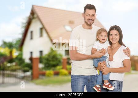 Sogno casa. Famiglia felice vicino a una grande e bella casa. Spazio per il testo Foto Stock