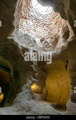 Guardando dalla grotta verso l'ingresso superiore nella città sotterranea di Derinkuyu, Cappadocia, Turchia Foto Stock