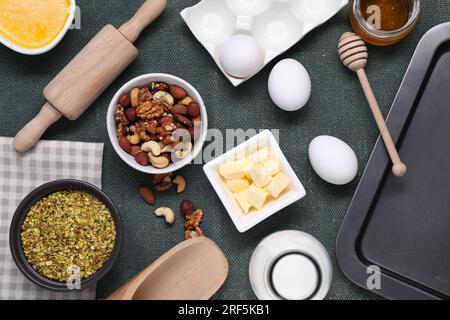 Ingredienti diversi per preparare il delizioso baklava sul tavolo, piatti Foto Stock