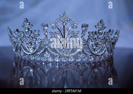 Tiara Diamond Silverly Spose Dettagli Sposa Sposa accessori Gioielli testa Una tiara è un fiore all'occhiello. Le sue origini risalgono all'antichità Foto Stock