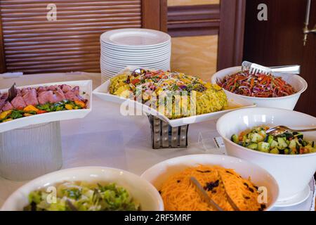 Cibo keniota pasti deliziosi cucine squisite bevande dolci cena dessert pranzo cena cena contea di Nairobi Kenya Africa orientale Chips Meat riso verdure Foto Stock