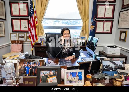 New York City. 18 luglio 2023. La rappresentante degli Stati Uniti Elise Stefanik (repubblicana di New York) lavora alla sua scrivania nel suo ufficio nel Rayburn House Office Building a Washington, DC martedì 18 luglio 2023. Credito: Ron Sachs/CNP per NY Post (LIMITAZIONE: NESSUN quotidiano o quotidiano New York o New Jersey entro un raggio di 75 miglia da New York City. Daily mail Out) credito: dpa/Alamy Live News Foto Stock