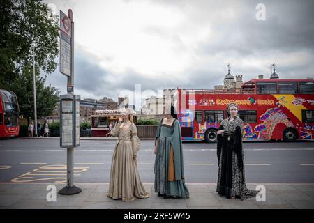 Gli attori che ritraggono tre delle sorelle Bolena si trovano vicino alla Torre di Londra, dove Anna fu tenuta prima della sua famigerata decapitazione nel 1536. Foto Stock