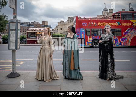 Gli attori che ritraggono tre delle sorelle Bolena si trovano vicino alla Torre di Londra, dove Anna fu tenuta prima della sua famigerata decapitazione nel 1536. Foto Stock