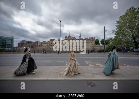 Gli attori che ritraggono tre delle sorelle Bolena si trovano vicino alla Torre di Londra, dove Anna fu tenuta prima della sua famigerata decapitazione nel 1536. Foto Stock