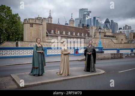 Gli attori che ritraggono tre delle sorelle Bolena si trovano vicino alla Torre di Londra, dove Anna fu tenuta prima della sua famigerata decapitazione nel 1536. Foto Stock