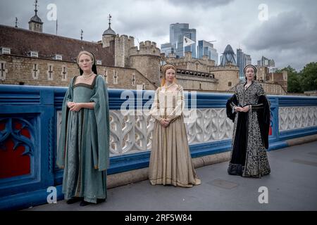 Gli attori che ritraggono tre delle sorelle Bolena si trovano vicino alla Torre di Londra, dove Anna fu tenuta prima della sua famigerata decapitazione nel 1536. Foto Stock