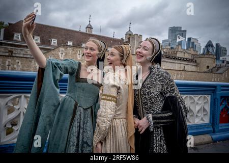 Gli attori che ritraggono tre delle sorelle Bolena si trovano vicino alla Torre di Londra, dove Anna fu tenuta prima della sua famigerata decapitazione nel 1536. Foto Stock