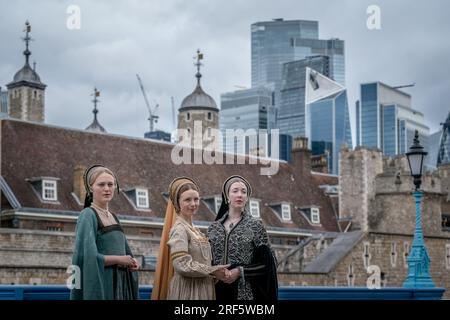 Gli attori che ritraggono tre delle sorelle Bolena si trovano vicino alla Torre di Londra, dove Anna fu tenuta prima della sua famigerata decapitazione nel 1536. Foto Stock