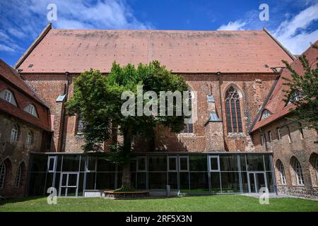 Prenzlau, Germania. 20 luglio 2023. Vista dell'ala nord vetrata del chiostro dell'ex monastero domenicano di Prenzlau. Il complesso ospita il Museo di storia culturale di oltre 110 anni, l'Archivio storico della città, la Biblioteca cittadina e il centro eventi "Kulturarche". Il monastero domenicano di Prenzlau è membro della strada europea del mattone gotico. Credito: Jens Kalaene/dpa/ZB/dpa/Alamy Live News Foto Stock