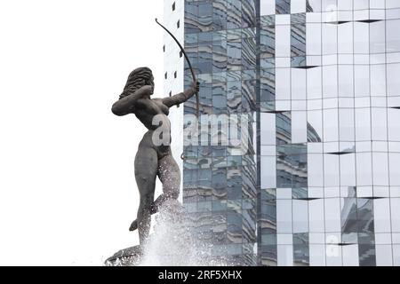 La statua di Diana la Cacciatrice, sopra la sua fontana su Paseo de la Reforma avenue a città del Messico Foto Stock