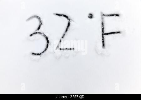 Disegnato sulla neve, simboli di temperatura che denotano un clima molto freddo negativo, che è segnato in gradi da Fahrenheit , disegni su freddo e freddo sp Foto Stock