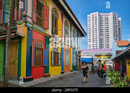 Una donna che cammina davanti alla casa multicolore di Tan Teng Niah, un'ex villa di commercianti e oggi un punto di riferimento a Little India, Singapore Foto Stock