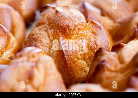 biscotti alla crema pasticcera d'aria di piccole dimensioni, biscotti morbidi di farina e uova, deliziosi pasticcini vuoti all'interno per i ripieni Foto Stock