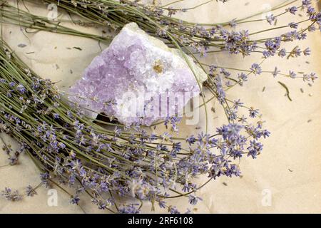 set di varie pietre minerali naturali di ametista e pietre preziose su sfondo grigio dall'alto Foto Stock