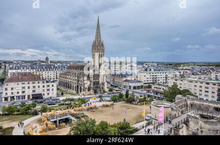 Lo skyline di Caen con la chiesa di Saint-Pierre, vista dal Château de Caen, Département Calvados, Normandia, Francia Foto Stock