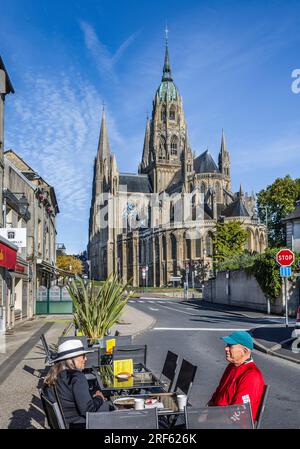 Colazione presso la cattedrale di Bayeux, Bayeux nel dipartimento di Calvados in Normandia, nel nord-ovest della Francia Foto Stock