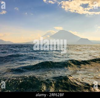 Ammira l'acqua mentre fai un giro in barca sul lago Atitlan in Guatemala Foto Stock