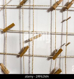 Perni di legno agganciati al filo con niente attaccato Foto Stock