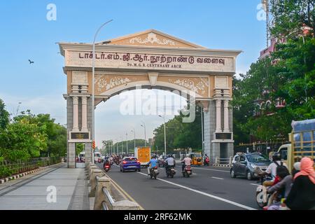 Chennai, India - 14 luglio 2023: DR MGR Centenary Arch lungo Marina Beach, Chennai, Tamil Nadu, India. Foto Stock