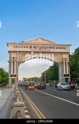 Chennai, India - 14 luglio 2023: DR MGR Centenary Arch lungo Marina Beach, Chennai, Tamil Nadu, India. Foto Stock