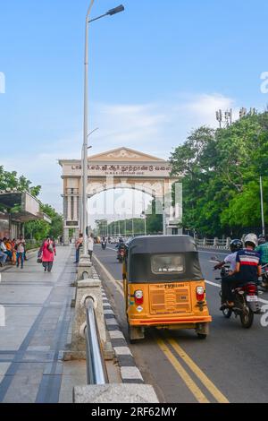 Chennai, India - 14 luglio 2023: DR MGR Centenary Arch lungo Marina Beach, Chennai, Tamil Nadu, India. Foto Stock