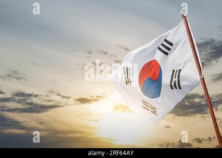 Bandiera coreana che sventola nel cielo. Concetto della giornata nazionale di liberazione della Corea Foto Stock