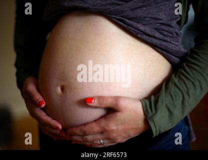 Foto del fascicolo datata 24/05/18 di una donna incinta che tiene lo stomaco a Londra. La ricerca per guidare la politica del governo nei settori della dipendenza, della demenza, della salute riproduttiva e dell'assistenza alla fine del ciclo di vita sarà condotta nei prossimi anni in Inghilterra a seguito di un aumento dei finanziamenti di oltre 100 milioni di sterline. Data di emissione: Martedì 1 agosto 2023. Foto Stock