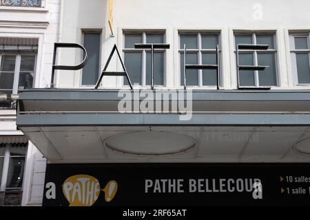 Lione , Francia - 07 25 2023 : il logo del cartello Pathe e il testo del marchio della sala cinema Foto Stock