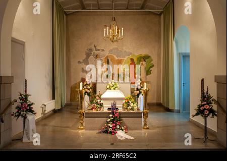 Funerale, una bara bianca in una cappella Foto Stock