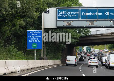 Segnale Glasgow LEZ sull'autostrada M8 all'uscita 16, Glasgow, Scozia, Regno Unito Foto Stock