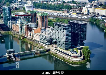 Dusseldorf, Germania, 14 maggio 2023: Veduta aerea dell'Hyatt Regency Hotel con alti edifici dietro di esso su una penisola nel Reno Foto Stock
