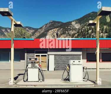 Columbia Britannica, Canada - 5 giugno 2023: Una vecchia stazione di servizio abbandonata sosta nella città mineraria di Hedley nella valle di Okanagan, British Columbia, Canada. retr. Vintage Foto Stock