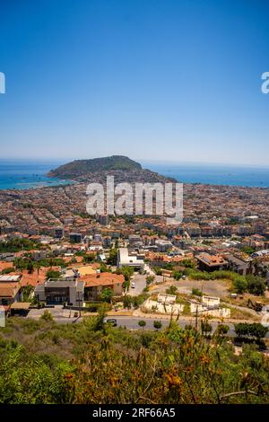 Alanya, Turchia - 18 luglio 2023: Vista panoramica della città di Alanya dalla collina nelle giornate di sole, Turchia Foto Stock