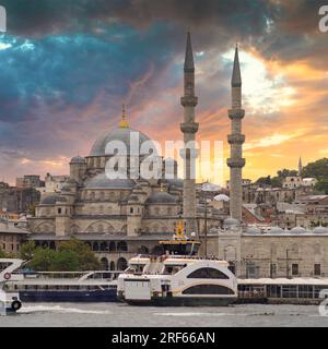 Vista della città di Istanbul dal Ponte Galata a Eminonu, affacciato sul Corno d'Oro, con traghetti, terminal dei traghetti e la Moschea di Rustem Pasha prima del tramonto, Istanbul, Turchia Foto Stock