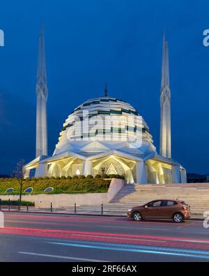 Foto notturna della Moschea della Facoltà di Teologia, Marmara University, una moschea moderna di architettura islamica, situata nel quartiere di Uskudar, Istanbul, Turchia Foto Stock