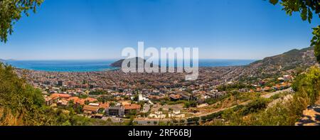 Alanya, Turchia - 18 luglio 2023: Vista panoramica della città di Alanya dalla collina nelle giornate di sole, Turchia Foto Stock