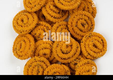 MURUKKU, spuntino speciale del Kerala preparato con farina di riso, immagine isolata disposta su sfondo bianco. Foto Stock