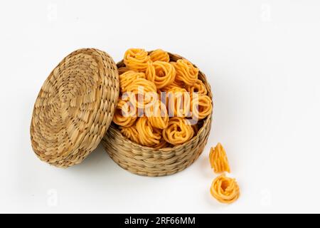 MURUKKU, piccolo murukku a spirale molto piccante e gustoso, immagini isolate con sfondo bianco. Foto Stock